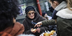 La pauvreté s&rsquo;aggrave en France et touche plus de femmes, alerte le Secours catholique