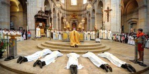 Pourquoi les futurs prêtres se couchent-ils par terre pendant l&rsquo;ordination ?