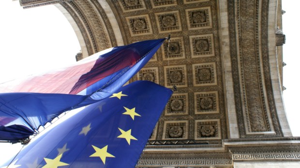 FRENCH-AND-UE-FLAGS-UNDER-TRIUMPH-ARCH