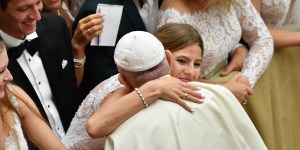 Au mois de juin, le pape François prie pour les futurs mariés