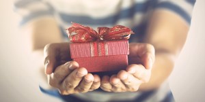 Les personnes généreuses sont plus heureuses que les égoïstes