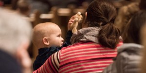 Les bébés ont-ils leur place à la messe ?