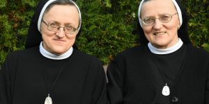 Séparées, ces jumelles se retrouvent dans le même couvent