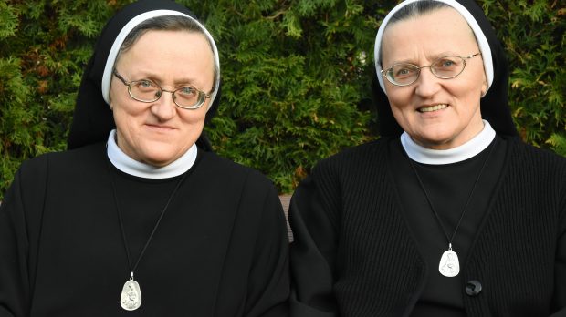 Rozdzielone. O siostrach bliźniaczkach, które poznawały się w klasztorze