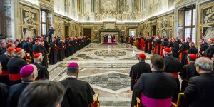 Le pape François promulgue un texte qui réforme la Curie