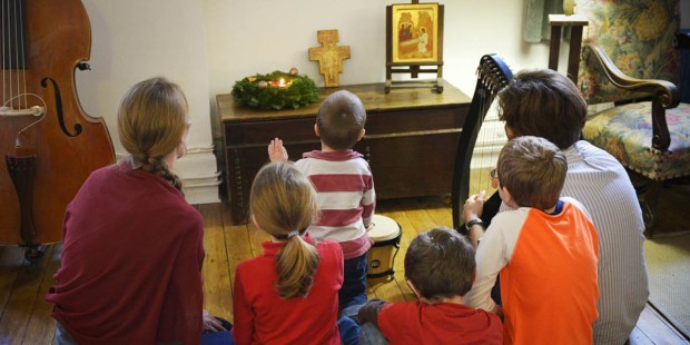 FAMILY PRAYING, ADVENT