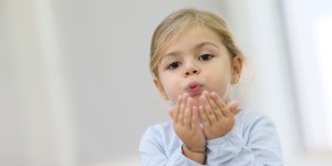 Un geste tout simple pour apprendre à son enfant à prier