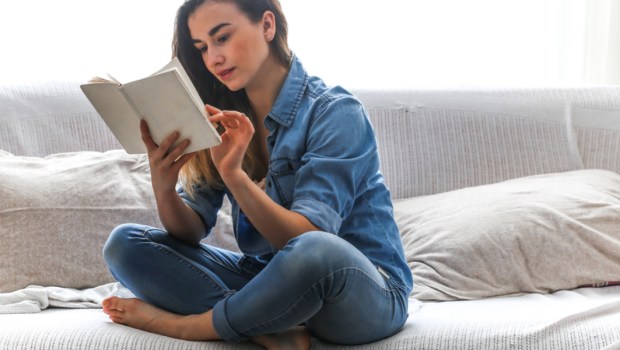DONNA, LIBRO, DIVANO
