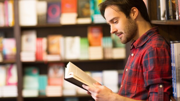 Jeune homme en train de lire