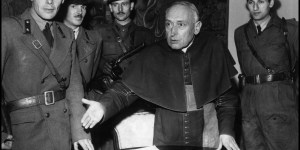 Le cardinal József Mindszenty, dans les chaînes pour le Christ