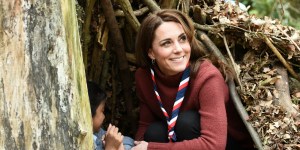 Kate Middleton enfile le foulard scout