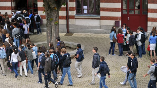 Des élèves font la queue dans une cour le 4 septembre 2012 au lycée Guist'hau à Nantes, dans l'ouest de la France, avant le début de la nouvelle année scolaire.