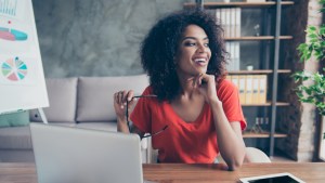 Femme dans un bureau