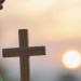 Devant le Christ en croix, la prière qui protège de tous les malheurs