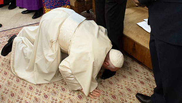 Le souverain pontife s’est agenouillé le 11 avril 2019 devant des leaders sud-soudanais pour leur embrasser les pieds, les suppliant de réconcilier leur peuple.