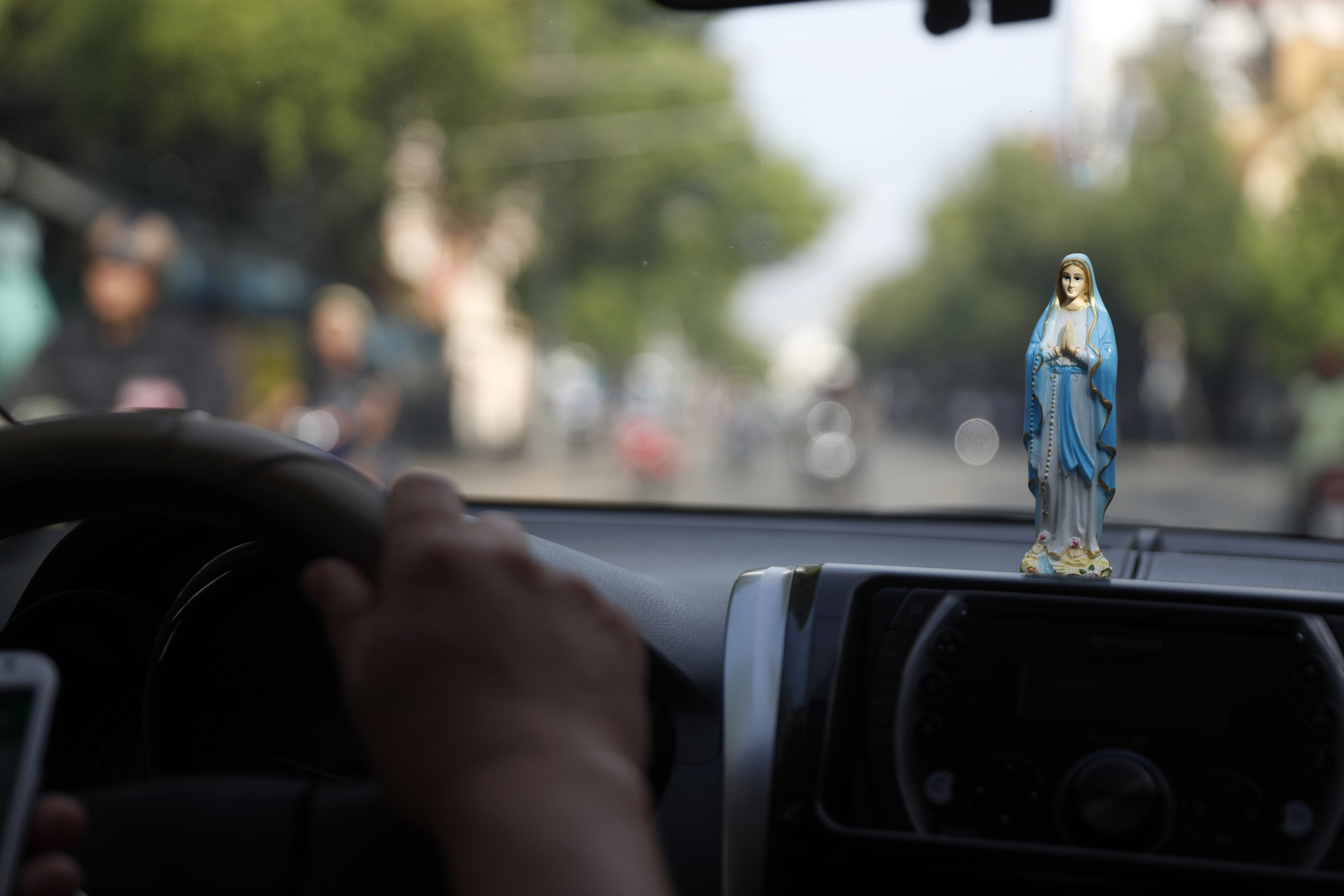 Statue Vierge Marie dans une voiture