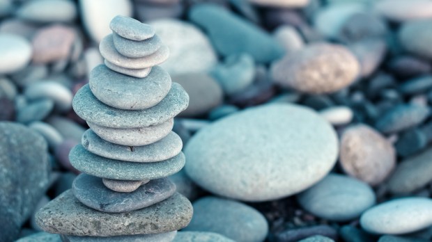 WEB2 – Stack of stones on beach – nature background. Stone cairn on green blurry background, pebbles and stones. Concept balance – Image -shutterstock_1231462825.jpg