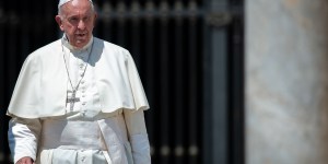 Pourquoi le pape est-il habillé en blanc ?