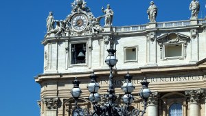 Cloche sur la facade de Saint-Pierre