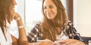 Peut-on parler de sa vie de couple à ses amis ?