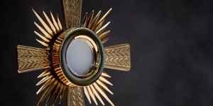 Adoration eucharistique : dix étapes pour accéder à la communion spirituelle