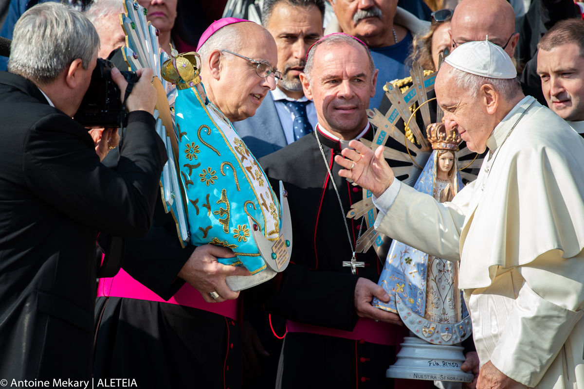 Le Pape bénit une statue de la Sainte Vierge
