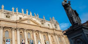 Le pape François, recordman des canonisations