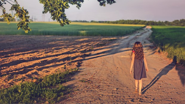 Ombe d'une jeune fille marchant sur chemin