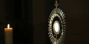 Attention, l&#8217;adoration eucharistique a des effets secondaires !