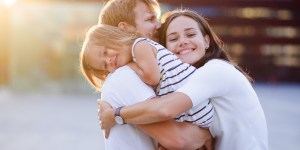 Se manifester tendresse et affection, la plus belle chose qu&rsquo;un couple peut offrir à ses enfants