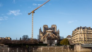 notre dame travaux grue