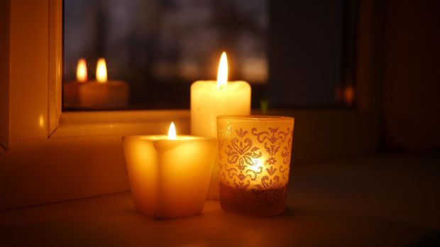 web2-candle-light-shutterstock_783210058.jpg