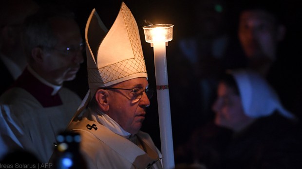 web3-pope-francis-candle-paschal-easter-vigil-night-2018-000_13i209-andreas-solarus-afp.jpg