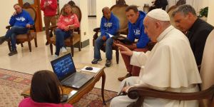 Le pape François reçoit 200 colocs de Lazare