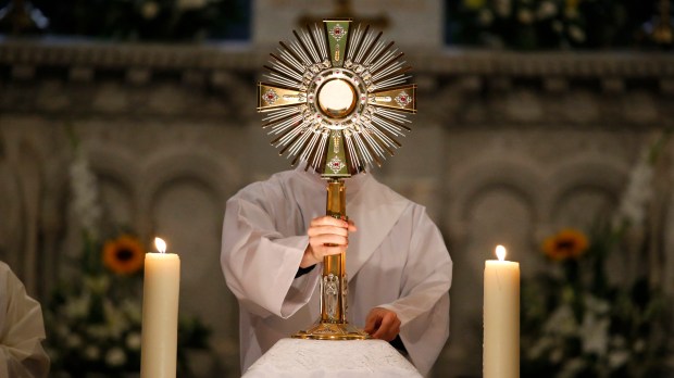 WEB2-eucharistic_adoration-GODONG-fr465275a.jpg