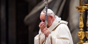 « Ça me fait mal de me tenir debout », confie le pape François