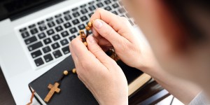 Pourquoi le chrétien qui prie est précieux pour la société ?