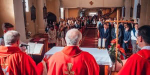 Pourquoi les catholiques répondent-ils « Et avec votre esprit » à la messe ?
