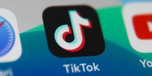 Insta, Snap, TikTok… Faut-il surveiller ses ados sur les réseaux sociaux ?