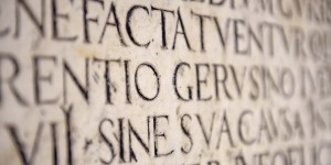 Pourquoi le latin reste-t-il la langue officielle de l’Église ?