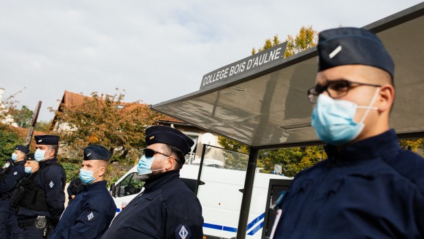 policiers devant le collège