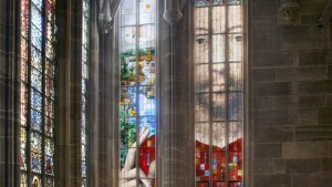 Le vitrail du Millénaire de la cathédrale Notre-Dame (Strasbourg), Véronique Ellena artiste plasticienne et Pierre-Alain Parrot vitrailliste, 2015