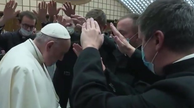 le pape François rencontre des nouveaux prêtres