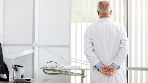 médecin pensif