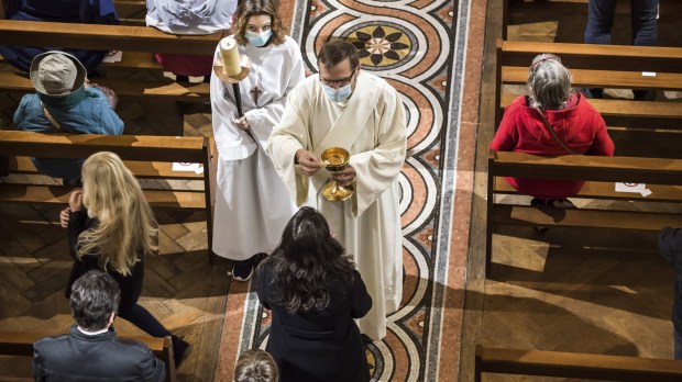 COVID-MASS-FRANCE-HOLY-COMMUNION-ciric_402487.jpg