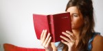 jeune femme lisant la bible