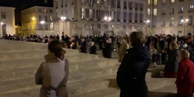 FRANCUZI MODLĄ SIĘ PRZED KOŚCIOŁEM