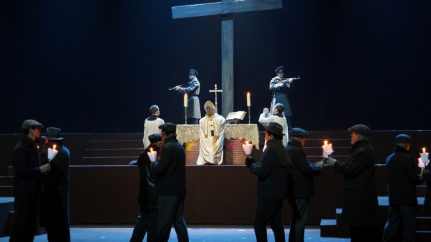 WEB2-SPECTACLE-ROBERT HOSSEIN-JEAN PAUL II-AFP-000_Par1522644.jpg