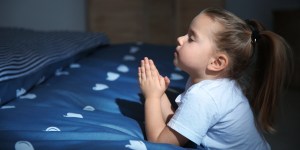 Cinq supports pour aider son enfant à prier