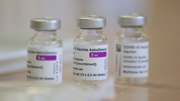 WEB2-DOSES-VACCIN-AFP-080_HL_FSCHEIBER_1387543.jpg